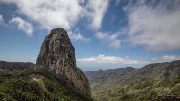 een timelapse van el roque opnieuw in de eiland van la gomera Spanje met een mooi bewolkt lucht video