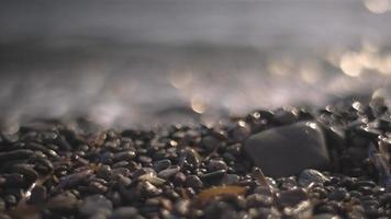 vulcânico Rocha de praia com extremo bokeh e agradável Fora do foco áreas video