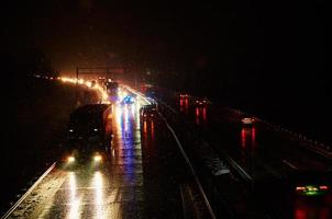 coche accidente en resbaladizo la carretera a noche durante nevada foto