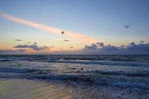 báltico mar playa con olas a puesta de sol foto