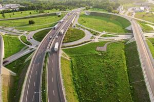 carros Moviente en transporte la carretera unión en ciudad, aéreo ver foto