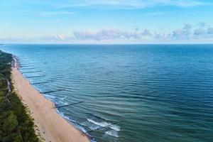 zumbido ver de mar paisaje con arena playa y parque foto