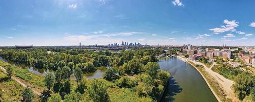 aéreo ver de paisaje urbano con rascacielos, centrar de varsovia, Polonia foto