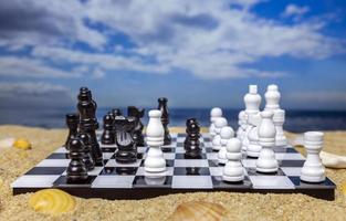 un juego de ajedrez en un hermosa playa foto