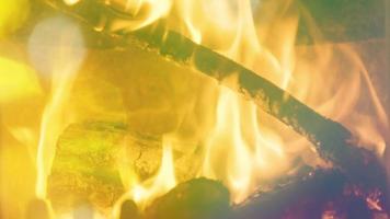 een log brand brandend met abstract licht lekken video