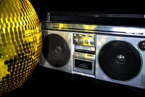 bola de disco y Ghetto Blaster estéreo foto