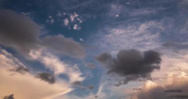 espaço de tempo do Sombrio céu fundo com muitos camadas listrado nuvens antes tempestade video