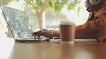 junger erwachsener glücklich lächelnder hispanischer asiatischer student mit kopfhörern, der über online-chat-meetings mit laptop auf dem universitätscampus oder im virtuellen büro spricht. College-Studentin, die aus der Ferne lernt. video