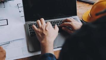 costruzione e struttura concetto di ingegnere Lavorando disegno su planimetria incontro per progetto Lavorando con compagno su modello edificio e ingegneria utensili nel Lavorando luogo, costruzione concetto video