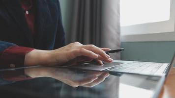 colegas de trabalho de parceria de negócios usando um tablet para traçar o relatório de demonstrações financeiras da empresa e o progresso do trabalho de lucros e planejamento na sala de escritório. video