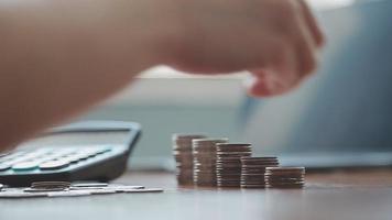 Geschäftsmann Hand drücken Taschenrechner Putten Münzen auf Stapel Speichern Ersparnisse zum Pensionierung Zukunft video