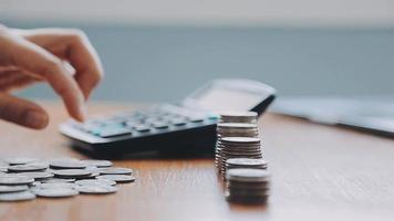 Geschäftsmann Hand drücken Taschenrechner Putten Münzen auf Stapel Speichern Ersparnisse zum Pensionierung Zukunft video
