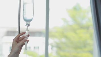 hembra doctores recomendar pacientes utilizando quimioterapia como un camino a ayuda controlar cáncer. allí son preguntas acerca de el historia de paciente información y general físico examen. tratamiento conceptos video