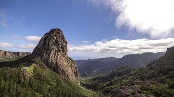 en Timelapse av el roque agando i de ö av la gormera Spanien med en skön molnig himmel video