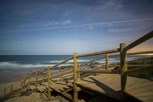 de madera pasos a salvaje playa, Portugal foto