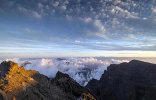 encima el nubes a el roque Delaware los muchachos , el más alto punto en el isla de la palmeras, España foto