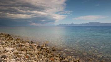 espaço de tempo do lindo de praia cena dentro Croácia com deslumbrante cristal Claro água do a adriático mar. video