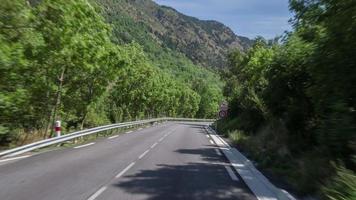 camera gehecht naar de voorkant van een voertuig het rijden langs berg wegen in Spanje video