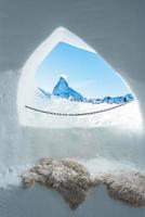 el iglu Dorf ventana - un restaurante y bar en un iglú en el gornergrat laderas zermatt, Suiza. famoso materia pico visible mediante el ventana. foto