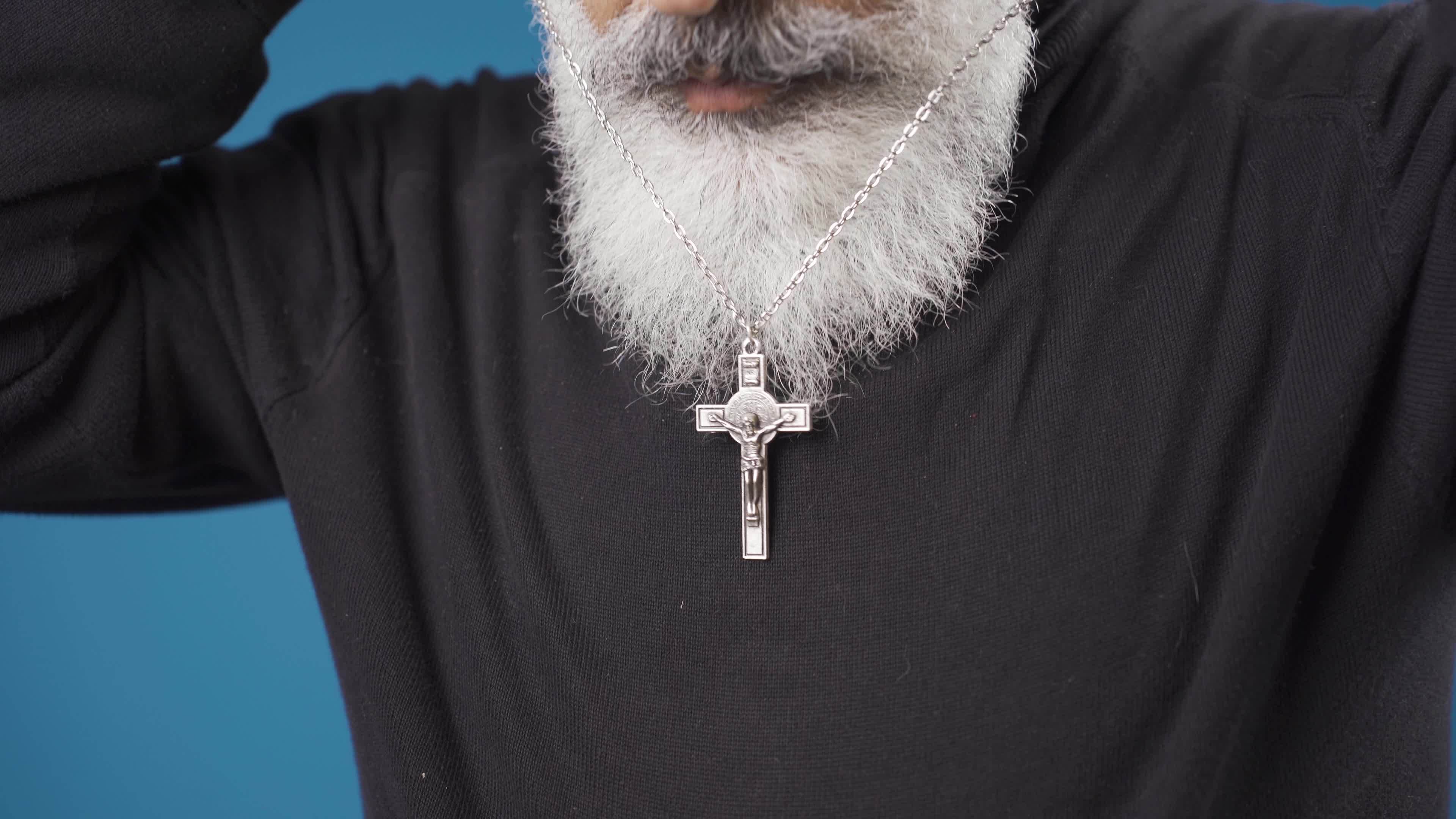 fechar-se cristão homem trava Cruz colar por aí dele pescoço. a cristão