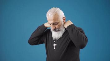cristiano vecchio uomo si blocca il attraversare collana in giro il suo collo e rispetta e crede nel Gesù Cristo. video
