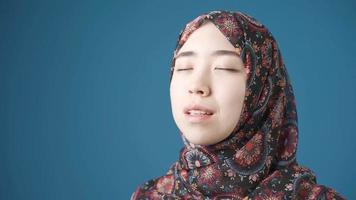 unschuldig und schön Muslim asiatisch Frau im Hijab beten. treu asiatisch Frau. asiatisch jung Frau im Muslim Hijab beten, wünsche Gott Wille, geben Danke. video