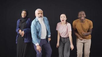 groep van multi-etnisch vrienden dansen. groep van vrolijk en grappig multi-etnisch vrienden hebben plezier, dansen samen. video