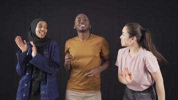 content amusement et mignonne Trois Multi-éthnique copains dansant ayant amusant, en riant. africain homme et femme dansant et ayant amusement avec leur asiatique femelle amis. video