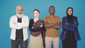 Multi-éthnique diverse groupe de copains avec réussi carrières. différent les courses et l'ethnie concept. fermer portrait de une groupe de copains de différent les courses. sourire, relation amicale et fraternité. video