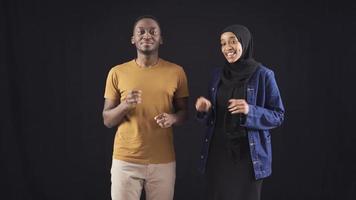 africain Jeune homme et femme dansant. mignonne et content africain adolescents dansant, ayant amusement et souriant. video