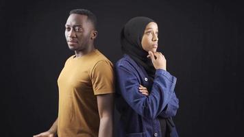Muslim afrikanisch Paar sind unzufrieden und überwältigt im ihr Ehe oder Beziehung. das unzufrieden und frustriert afrikanisch Paar sind beleidigt und tun nicht sprechen zu jeder andere. video