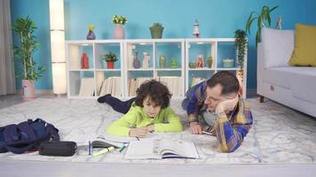 papá Ayudar su linda pequeño chico con deberes a hogar. maduro padre padre, chico estudiando con su padre. video