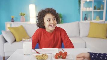 contento sonriente alegre familia disfrutando gasto hora juntos mientras teniendo desayuno a hogar en el Mañana. video