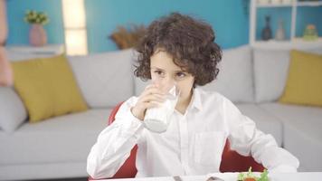 mentre il uomo d'affari è avendo colazione, lui risposte il domande di il suo curioso bambino e esso fa lui sentire contento per essere con lui. bene papà. video