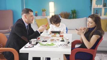 el adicto a la tecnología familia tiene un comunicación Descompostura a desayuno. inconsciente y ejemplar padres, ellos Mira a su Los telefonos a desayuno y final el comunicación dentro el familia. video