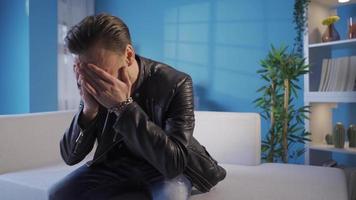 infeliz e triste emocional homem chorando sozinho às lar, experimentando emocional descarga. video
