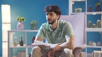 el joven hombre, quien repentinamente piensa de ansiedad y nubes, es pensativamente trastornado y aburrido. malo cosas ven a el mente de el joven hombre. video