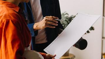 construcción y estructura concepto de ingeniero trabajando dibujo en Plano reunión para proyecto trabajando con compañero en modelo edificio y Ingenieria herramientas en trabajando sitio, construcción concepto foto