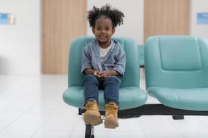 un niña sentado y en pie esperando para un chequeo. foto