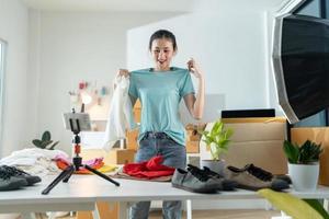 hermosa joven mujer trabajando a en línea Tienda vistiendo casual ropa. foto