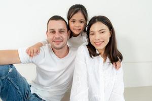 contento familia retrato con padres y pequeño hija. foto