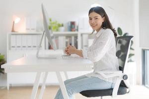 joven mujer utilizando computadora. foto