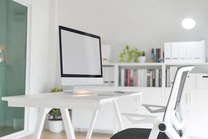 oficina habitación con moderno computadora en mesa. foto