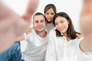 contento familia retrato con padres y pequeño hija. foto