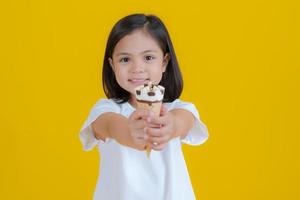 pequeño niña expresando felicidad participación arriba hielo crema. foto