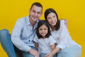 contento familia retrato con padres y pequeño hija. foto