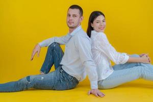 Pareja sonriente y sentado juntos en piso. foto