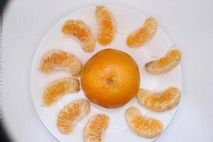 oragnico naranja en blanco plato con blanco antecedentes foto