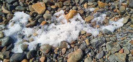 piedras debajo agua en el playa foto
