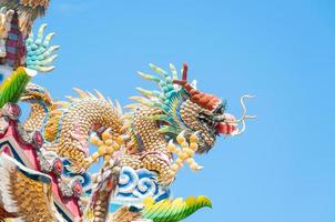 chino continuar con azul Dragon del cielo estatua en techo en chino templo foto